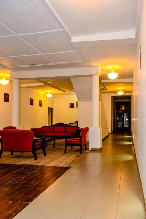 נגומבו Rainbow Beach Hotel מראה חיצוני תמונה