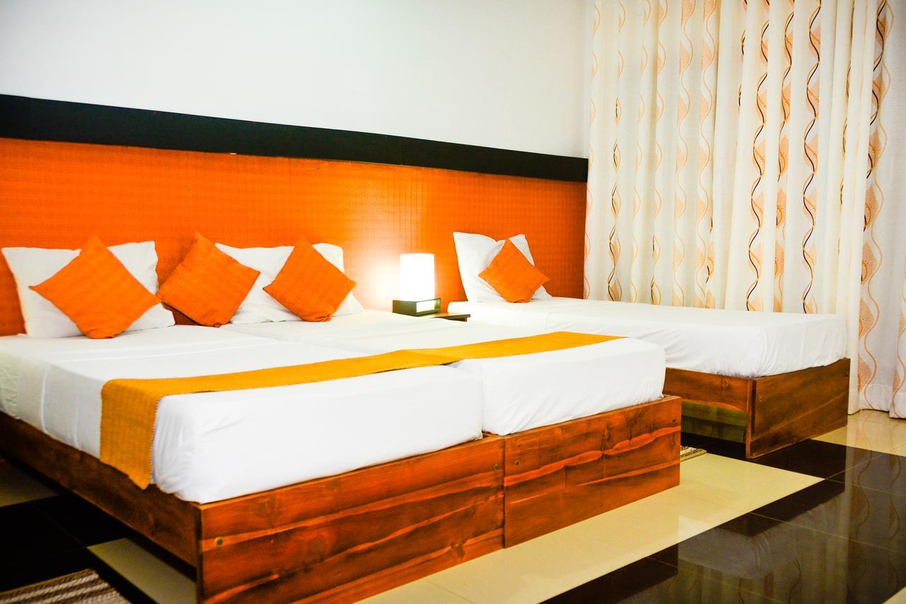 נגומבו Rainbow Beach Hotel מראה חיצוני תמונה